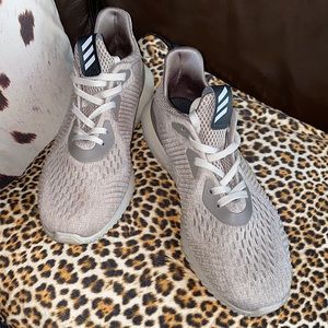 Adidas tan alphabounce